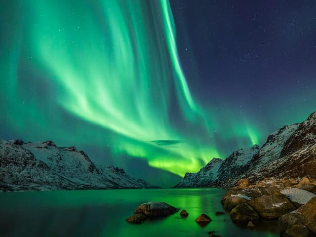 Islandia montanhas aurora boreal